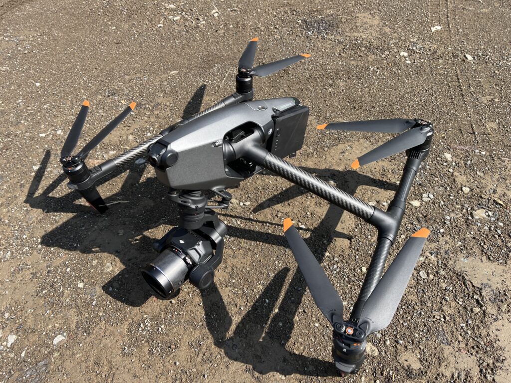 DJI INSPIRE 3を熊本の現場で地上に設置した様子。高性能カメラと着陸脚が特徴的。